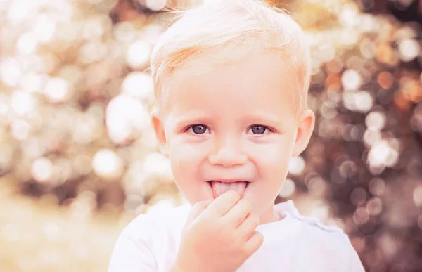 Mały chłopiec cieszy się życiem i naturą. Dziecko na zewnątrz w naturze. chłopiec słodkie zabawy wesoły dziecko śmieszne grymas twarz. — Zdjęcie stockowe