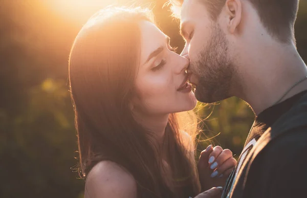 Sinnliches Küssen bei Sonnenuntergang. Verliebtes Paar. Intime Beziehungen und sexuelle Beziehungen. Großaufnahme Münder küssen. Leidenschaft und sinnliche Berührung. Romantik und Liebe. — Stockfoto