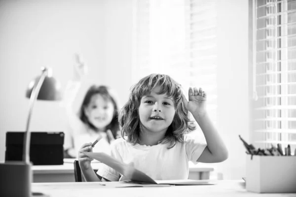 学校に戻る。学校の日だ。幸せなレッスン。教室にいる小学生。知識の日. — ストック写真