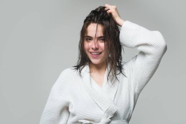 Güzel beyaz kadın ıslak saçlı poz veriyor. Saç kremi kullanan kız.