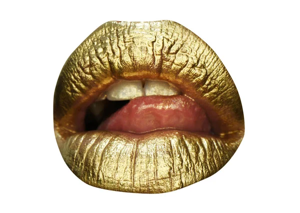 Cosméticos y maquillaje. Lápiz labial y brillo de labios dorados. Labios sexys y sensuales. Primeros labios dorados. Lápiz labial de brillo dorado femenino. —  Fotos de Stock