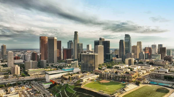 Skyline der Innenstadt von Los Angeles. Kalifornien Thema mit LA Hintergrund, panoramische Landschaft. Los angels City, Innenstadt von oben mit Drohne. — Stockfoto