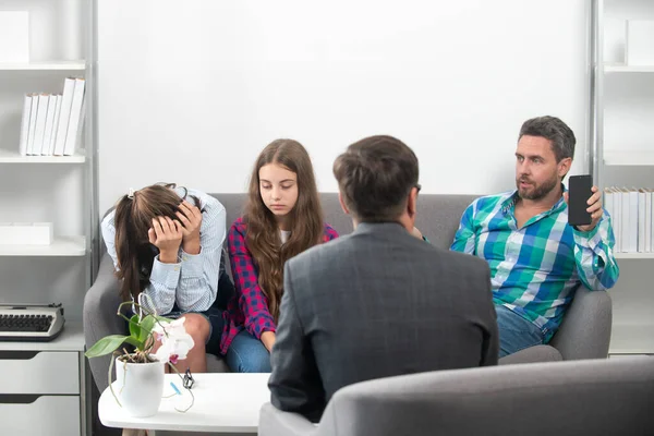 Psycholoog met jong stel, psychotherapeut of huwelijkstherapeut luisteren geestelijke gezondheid van paar en kind. Vader en moeder met dochter tiener op psychologie sessie. Ouderlijk begrip. — Stockfoto