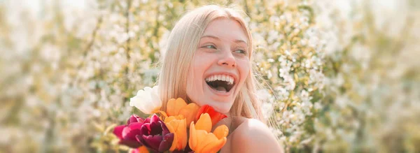 Bahar kadını pankarta karşı. Uluslararası Kadınlar Günü 'nde mutlu kadın fikri ve konsepti. Gülen kız. Bahar çiçeği arkaplanı. — Stok fotoğraf
