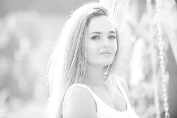 Retrato de uma jovem mulher, close-up rosto de mulher bonita ao ar livre. Modelo feminino alegre. Estilo de vida, andar ao ar livre, desfrutar da vida. — Fotografia de Stock