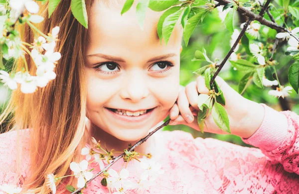 Voorjaar tienermeisje over natuur groene achtergrond. Schoonheid tiener meisje buiten in bloeiende bomen — Stockfoto