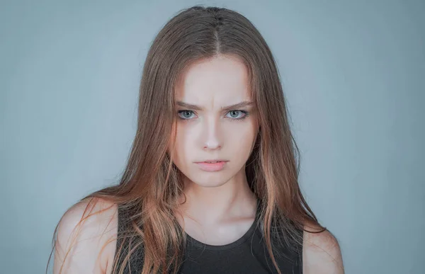 Retrato de moda de uma bela jovem posando sobre fundo branco. Close up retrato de uma bela jovem mulher com cabelo loiro. — Fotografia de Stock