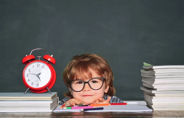 Tiempo para aprender el concepto. Concepto de aprendizaje. Proceso educativo. Los niños llegan tarde a la lección. — Foto de Stock