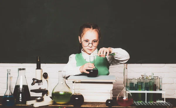 Tillbaka till skolan. Kemisk vetenskap. Tillbaka till skolan och glad tid. Lektionsplaner - Mellanskolans kemi. — Stockfoto
