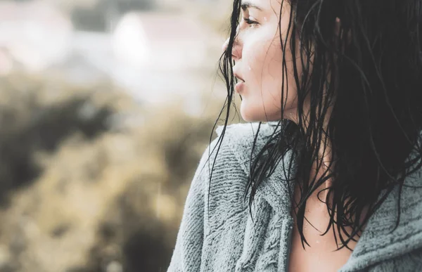 Close-up de jovem mulher com problemas chorando, olhando para fora . — Fotografia de Stock