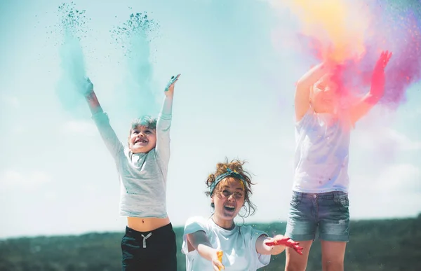 ホリ祭りの色で描かれた興奮した子供たち。子供たちはカラフルな塗料をはね. — ストック写真