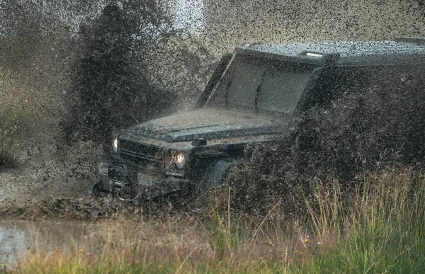 Carro fora de estrada na estrada da montanha. Fora do carro. Caminhão carro roda no offroad estepe aventura trilha. Bela natureza. — Fotografia de Stock