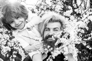 Aile ilişkileri ve sorunları. Babasıyla yaz parkında bir çocuk. Omuz gezisi.