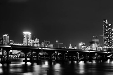 Miami Skyline Panorama Gün batımından sonra.