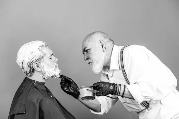 Bıyık boyama. Hippi için boyalı bir renkten yapılmış kuaför. Kuaför salonunda saçını boyatan bir adamın yöntemi.. — Stok fotoğraf