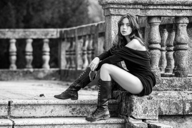 Avrupa 'nın yaz şehrinde güzel bir kadın model. Sokakta poz veren moda bir kadın..