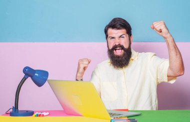 Yüz ifadesi. Ofis çalışanları kahkaha ile çığlık ve komik duygular ile duramaz. Crazy yöneticisi dizüstü bilgisayar ile toplantıda dostça konuşma yapıyor.