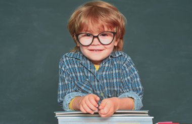Okula geri dön. Eğitim uzlaşması. Tahta arkaplan - kopyalama alanı. İlkokul ve eğitim. Yetenekli çocuk. Eğitim. Okul çocuğu.