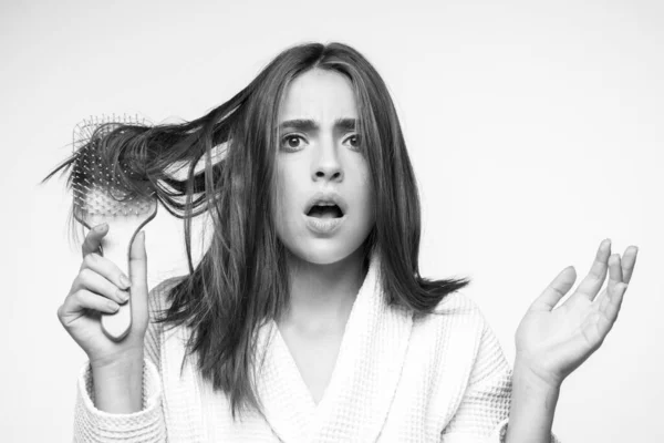 Zestresowana kobieta jest bardzo zdenerwowana z powodu utraty włosów. Fryzura i prostowanie pielęgnacji włosów. Poważny problem utraty włosów do pielęgnacji włosów. — Zdjęcie stockowe