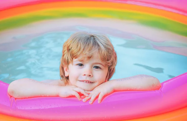 孩子们玩耍和积极休闲-游泳池的概念. 夏天玩得开心的孩子。 小男孩在游泳池里玩得很开心。 在温泉游泳池里放松。 孩子们开心. — 图库照片