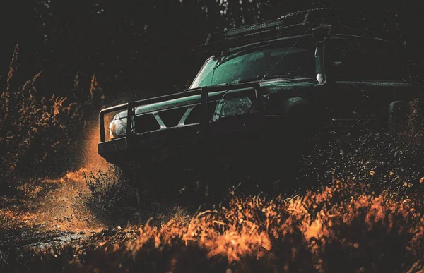 Szafari SUV. Sár és víz fröccsen le az útról. off-road utazás hegyi úton. 4x4-es kirándulás. Rally verseny. Off road sport teherautó között hegyek táj. — Stock Fotó