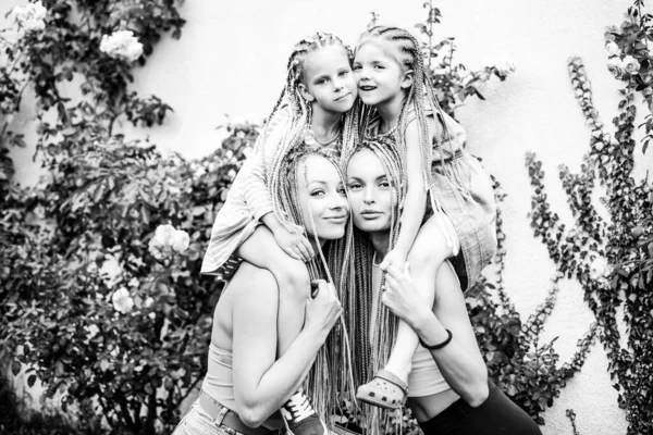 Syster familj har roligt utomhus. Söt positiv bästa vän vackra unga flickor, vår tid, kramar. — Stockfoto
