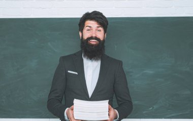 Öğretmenler günü - bilgi ve eğitim okulu kavramı. Öğretmen yetenekli bir liderdir. Eğitim ve öğrenme insanlar kavramı - kara tahta yakınında kadın Öğretmen.