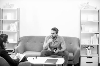 Psikolog, genç adamın erkek sorunlarını çözmesine yardım ediyor. Psikolojik sorun, terapi. Orta yaşlı adam krizi.