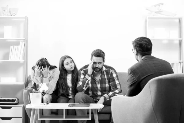 Psychologie, psychiatrische gezinstherapie, psycholoog met familie bij psychotherapie sessie op psychologische consultatie. Familie therapie, sociale dienst concept. — Stockfoto