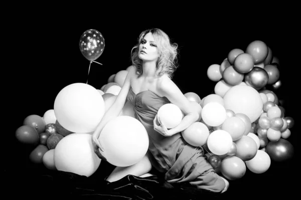 Imprezowa zmysłowa kobieta z balonami. Prezent świąteczny. — Zdjęcie stockowe