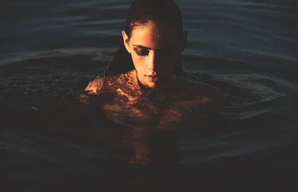 夏天美丽的女孩。身材苗条的年轻女子靠着蓝色的水,是个不错的避暑胜地.很适合海上的女模特. — 图库照片