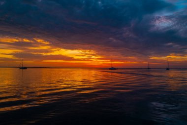 Güzel gün doğumu, güneş, bulutlu mavi gökyüzü ve deniz manzarası, Karayipler.