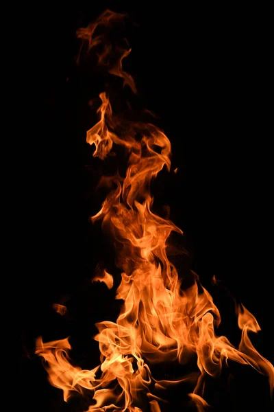Brand flammor på svart bakgrund. Bränn eld isolerad, abstrakt konsistens. Flammande explosionseffekt med brinnande eld. — Stockfoto