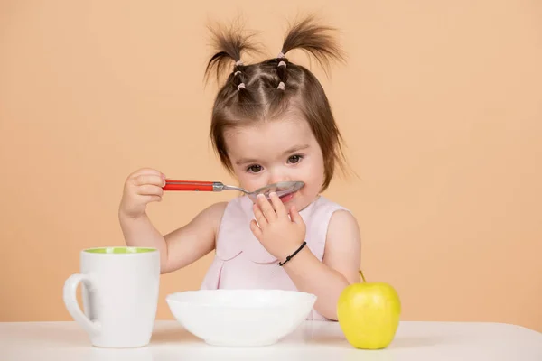 Baby kind eet voedsel. Kind meisje eet gezond voedsel. — Stockfoto