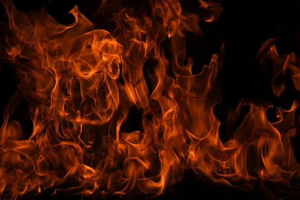 Brand vlammen op zwarte achtergrond. Brand vlam geïsoleerd, abstracte textuur. Vlammende explosie met brandend effect. Vuur behang, abstract kunstpatroon. — Stockfoto