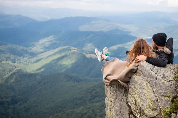 Romantiskt par sitter på stenar, romantisk camping. Friluftsäventyr med vänner på naturen. Romantiska älskare på semester camping. Panoramabergen landskap. — Stockfoto