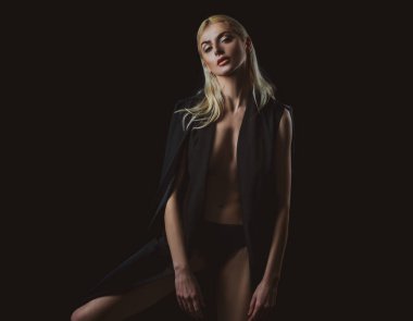 Moda kıyafetleri içinde şehvetli bir kadın. Stüdyoda seksi bir kadın poz veriyor. Yüksek model..