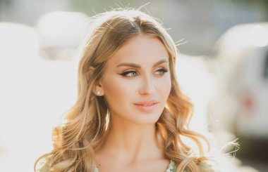 Kadın modası. Dışarıda güzel bir kadın yüzü var. Sokakta yürüyen güzel seksi kız..