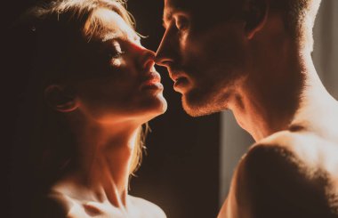 Hassas bir tutkuyla şehvetli bir çift. Birbirine aşık çiftler, şefkatle sarılıp öpüşüyorlar. Güzel kadın ve yakışıklı erkek arkadaş..