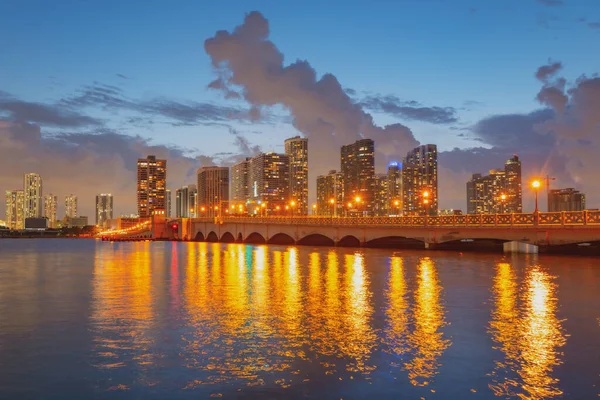 Vista del horizonte de Miami desde la bahía de Biscayne. —  Fotos de Stock