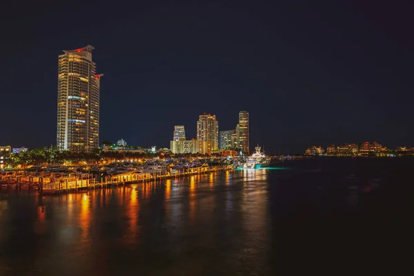 Skyline von Miami. Florida. Miami Wolkenkratzer in der Nacht. USA. — Stockfoto
