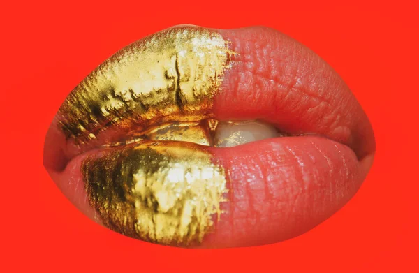 Ragazza sexy labbra rosso oro, bocca d'oro. Trucco pelle oro incandescente. Brillante metallico lucido dorato rossetto trucco. Bellezza e moda. — Foto Stock