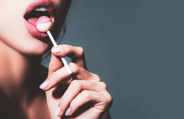 Pielęgnacja zębów. Kobieta ze zdrowymi zębami jedzą słodycze. — Zdjęcie stockowe