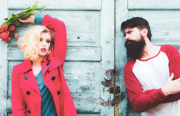 Concepto de San Valentín. Pareja de moda sobre fondo de textura de madera vieja. Pareja joven enamorada en el fondo vintage de madera . —  Fotos de Stock