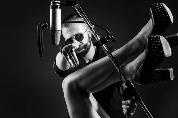 Sexy dj koppel in opnamestudio. Muziekuitvoering vocaal. Zanger zingende rock met een microfoon. — Stockfoto