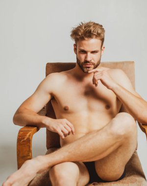 Eşcinsel adam. Yakışıklı adam dinleniyor. Yakışıklı üstsüz erkek modelin seksi portresi..