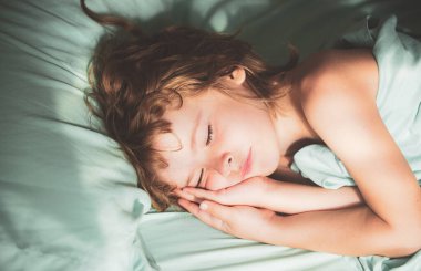 Derin uykular çocuklar, uyuyan çocuğun yakın portresi..