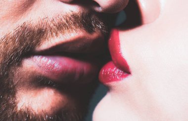 Şehvetli çift dudaklarını öpüyor. Genç aşıklar öpüşür.