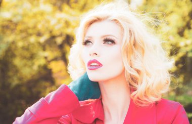 Bahar bahçesi geçmişi olan genç bir kadın. Bahar çiçekleri açan bir kadın.