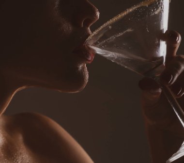 Yakın çekimde martini içiyorum. Alkol partisi. Kız kokteyli.